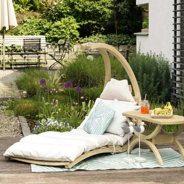 Gartenmöbel mit weisser Auflage und Holztisch