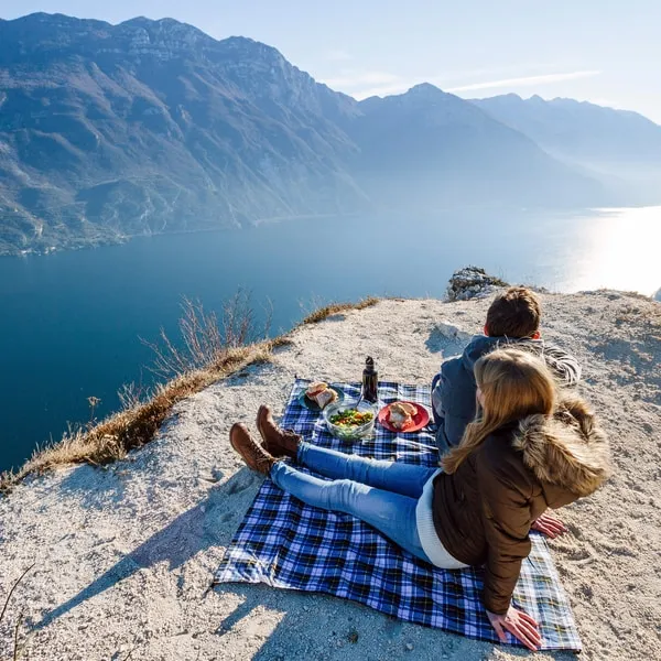 Ultraleichte Reisedecke im Gebirge Blick auf See