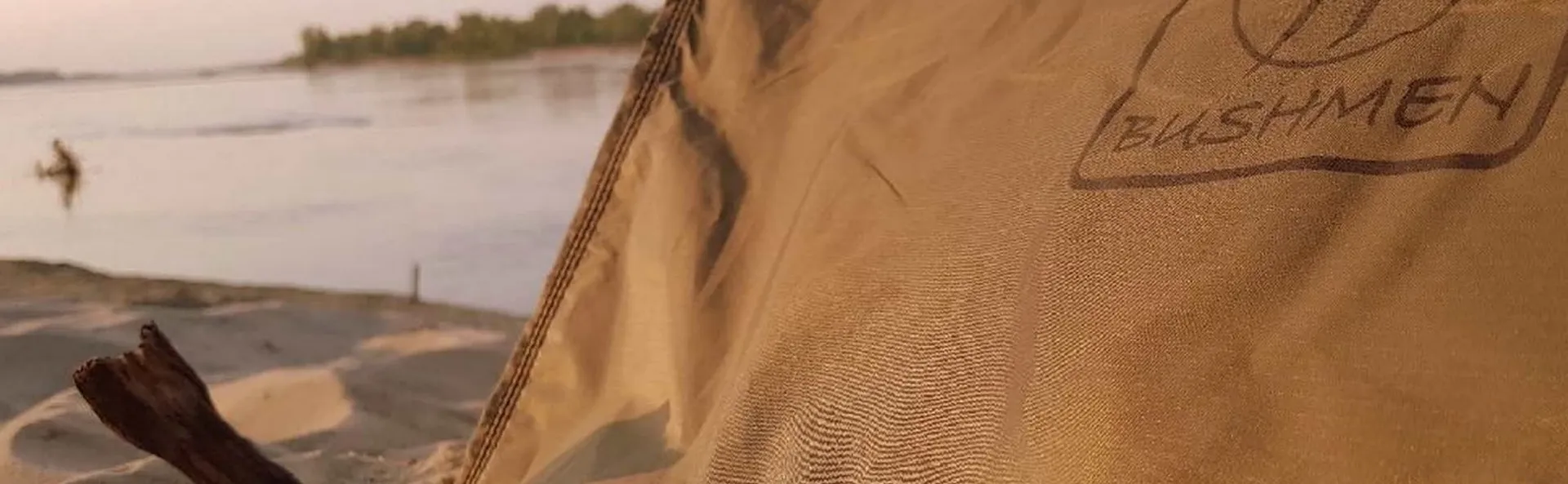 Bushmen Tarp Plane am Abend