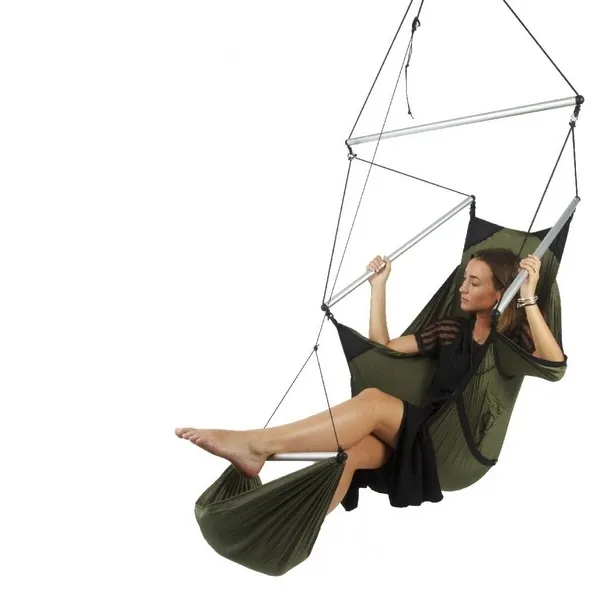 gr&uuml;ner leichter H&auml;ngestuhl mit Alu St&auml;ben