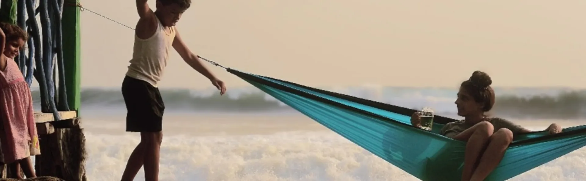 türkise Hängematte aus Fallschirmseide am Strand