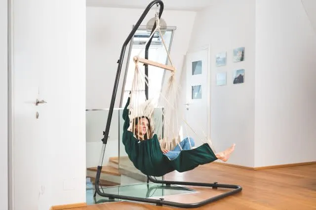 Grosser Hängesessel mit Fussablage blau Grosser Hängesessel mit Fussablage blau