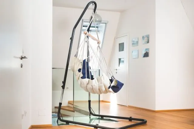 grosser blauer gefütterter Hängestuhl mit anthrazit Gestell grosser blauer gefütterter Hängestuhl mit anthrazit Gestell