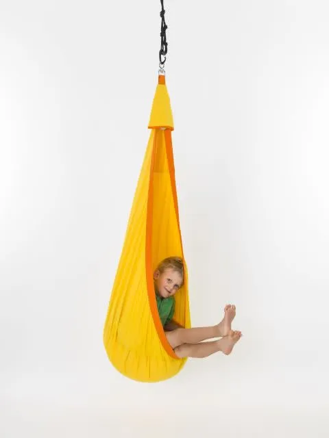 Hängesessel aus Baumwolle für Kinder mit Licht und Buchfach in gelb Hängesessel aus Baumwolle für Kinder mit Licht und Buchfach in gelb